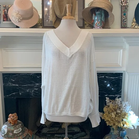“Free People” amazing v-neck wide sleeve top - Picture 1 of 5